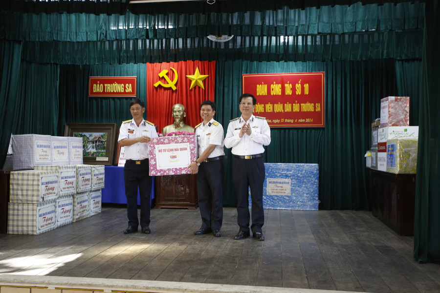 Thiếu tướng, Chuẩn đô đốc Hoàng Hồng Hà – Phó Tư lệnh Hải quân (ngoài cùng bên phải) tặng quà động viên cán bộ chiến sỹ đang công tác tại huyện đảo Trường Sa. Thiếu tướng, Chuẩn đô đốc Hoàng Hồng Hà – Phó Tư lệnh Hải quân (ngoài cùng bên phải) tặng quà động viên cán bộ chiến sỹ đang công tác tại huyện đảo Trường Sa.