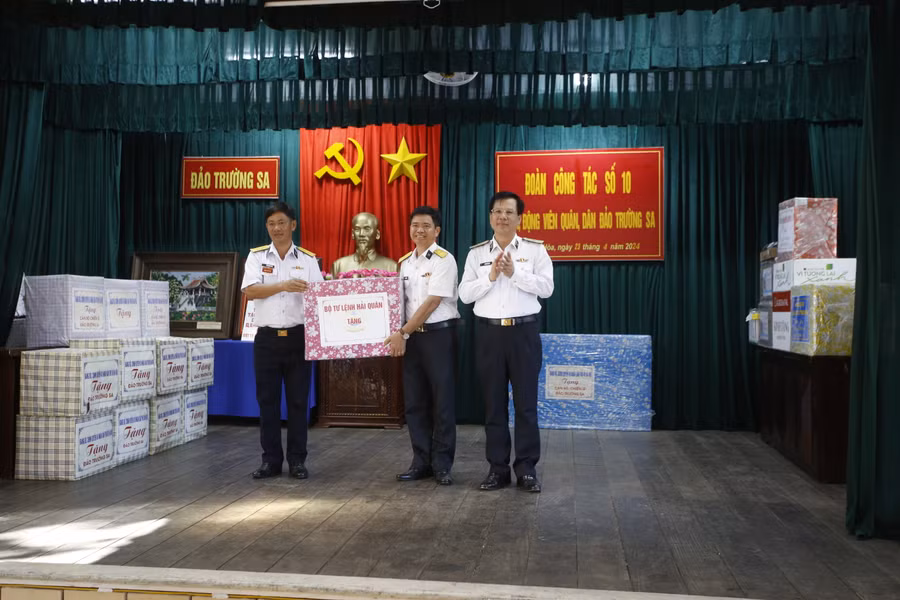 Thiếu tướng, Chuẩn đô đốc Hoàng Hồng Hà – Phó Tư lệnh Hải quân (ngoài cùng bên phải) tặng quà động viên cán bộ chiến sỹ đang công tác tại huyện đảo Trường Sa.