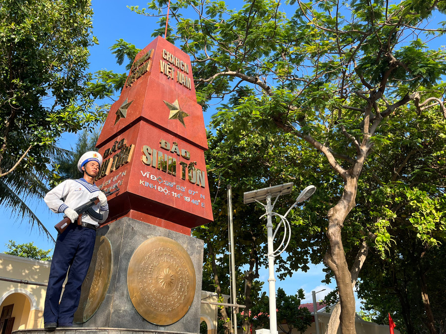 Chiến sỹ trực gác tại cột mốc chủ quyền ở đảo Sinh Tồn. Chiến sỹ trực gác tại cột mốc chủ quyền ở đảo Sinh Tồn.