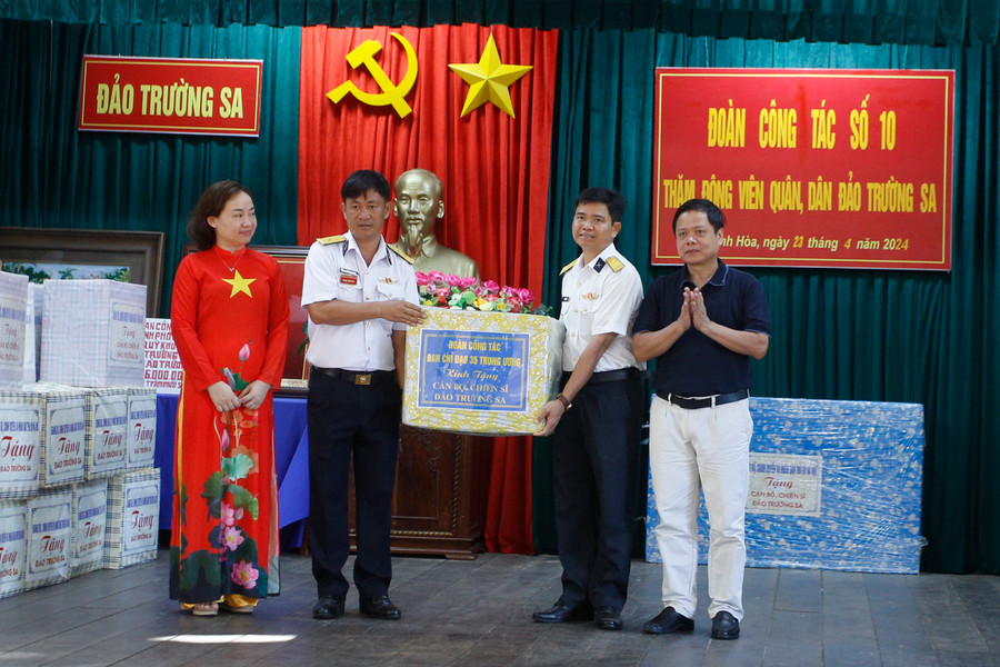 Đại diện Ban chỉ đạo 35 tặng quà động viên cán bộ, chiến sỹ đang công tác trên đảo. Đại diện Ban chỉ đạo 35 tặng quà động viên cán bộ, chiến sỹ đang công tác trên đảo.