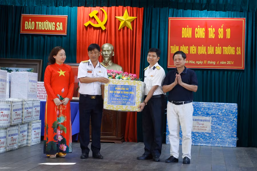 Đại diện Ban chỉ đạo 35 tặng quà động viên cán bộ, chiến sỹ đang công tác trên đảo.