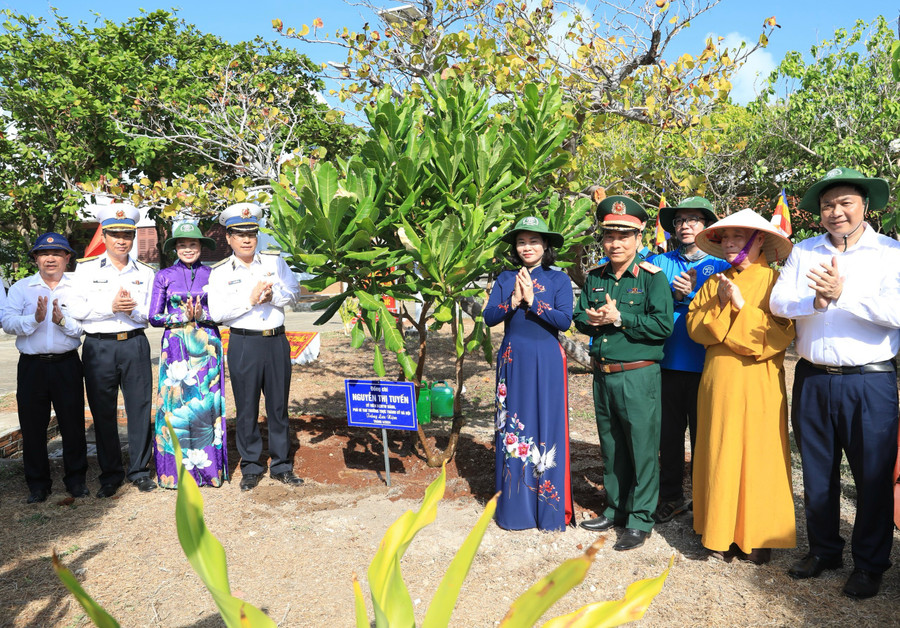 Các đại biểu trồng cây lưu niệm tại huyện đảo Trường Sa (Ảnh: Quang Thái). Các đại biểu trồng cây lưu niệm tại huyện đảo Trường Sa (Ảnh: Quang Thái).