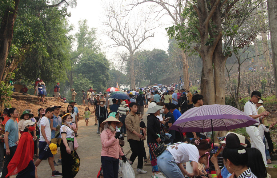 Lượng du khách đổ dồn về Đồi A1 tăng cao mỗi ngày. Lượng du khách đổ dồn về Đồi A1 tăng cao mỗi ngày.