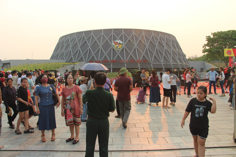 Bảo tàng Chiến thắng Điện Biên Phủ luôn đông du khách. Bảo tàng Chiến thắng Điện Biên Phủ luôn đông du khách.