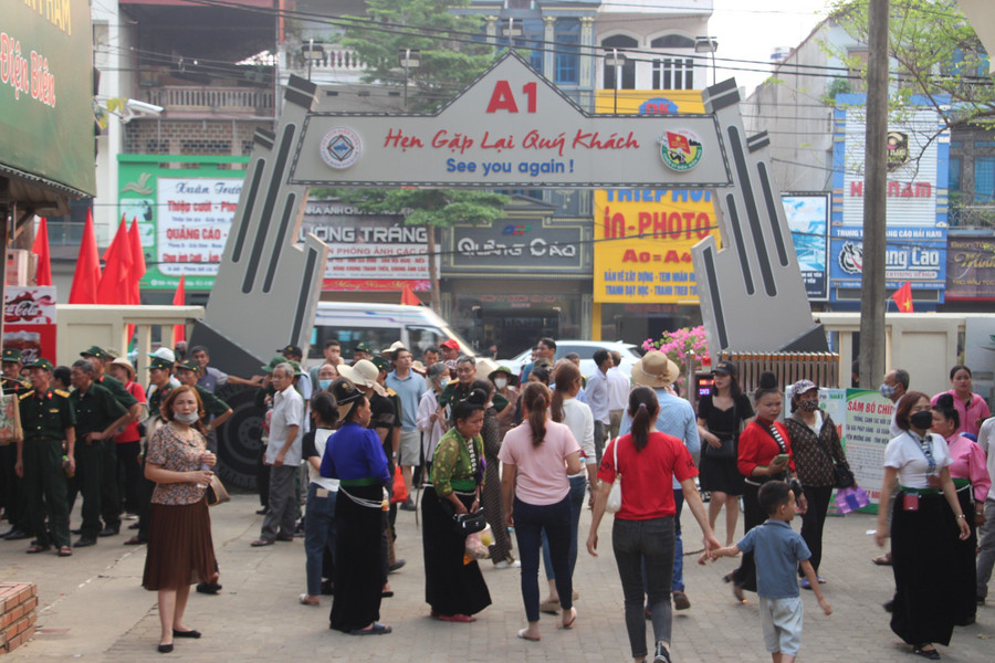 Cổng Đồi A1. Cổng Đồi A1.