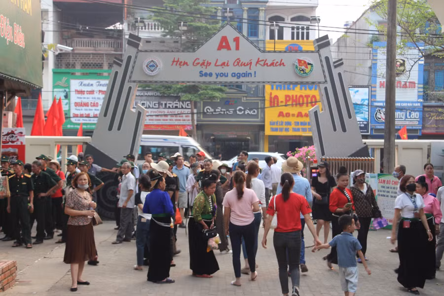 Cổng Đồi A1. Cổng Đồi A1.