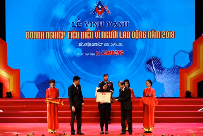 Ban tổ chức trao Bằng khen "Doanh nghiệp tiêu biểu vì Người lao động" cho đại diện Nestlé Việt Nam