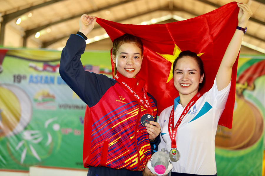 Nguyễn Thị Hoài Nương (áo trắng) và Lương Huyền Trang (áo đỏ) huy chương bạc Vovinam.