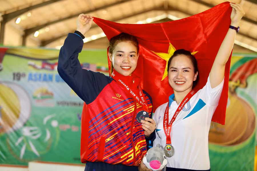 Nguyễn Thị Hoài Nương (áo trắng) và Lương Huyền Trang (áo đỏ) huy chương bạc Vovinam.