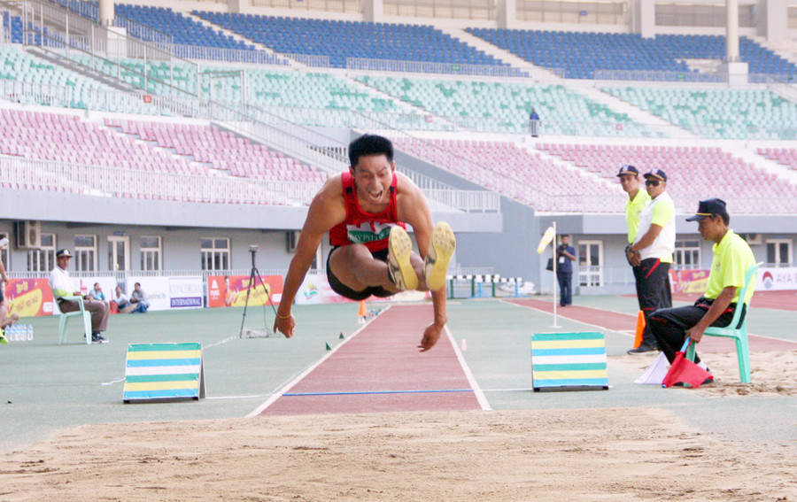 Chỉ một cú nhảy duy nhất Bùi Văn Đông giành huy chương vàng thứ hai cho đoàn Việt Nam