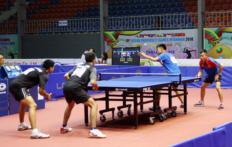 Các vận động viên bóng bàn Việt Nam (áo xanh đỏ) đã xuất sắc lọt vào bán kết ở nội dung đồng đội nam.