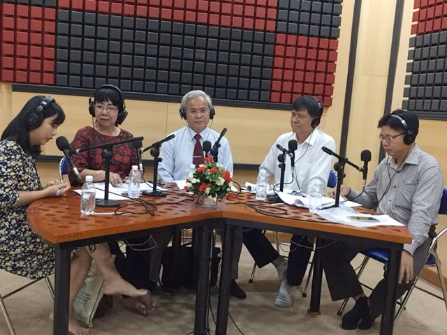 Các chuyên gia, cán bộ quản lý giáo dục TPHCM tại buổi đối thoại