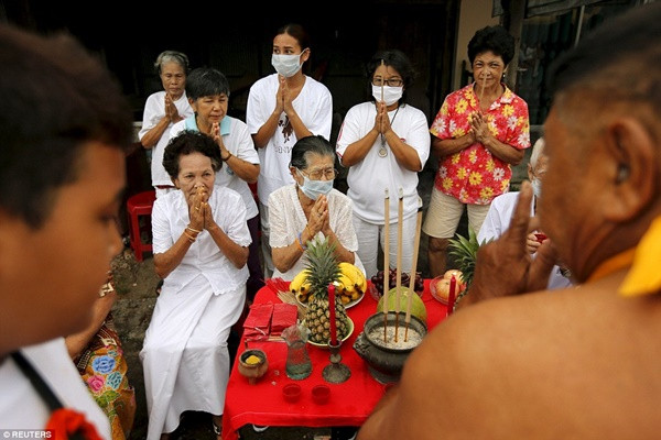 Lễ hội đáng sợ nhất thế giới: Xuyên dao, xuyên gai qua miệng ảnh 11 Lễ hội đáng sợ nhất thế giới: Xuyên dao, xuyên gai qua miệng ảnh 11