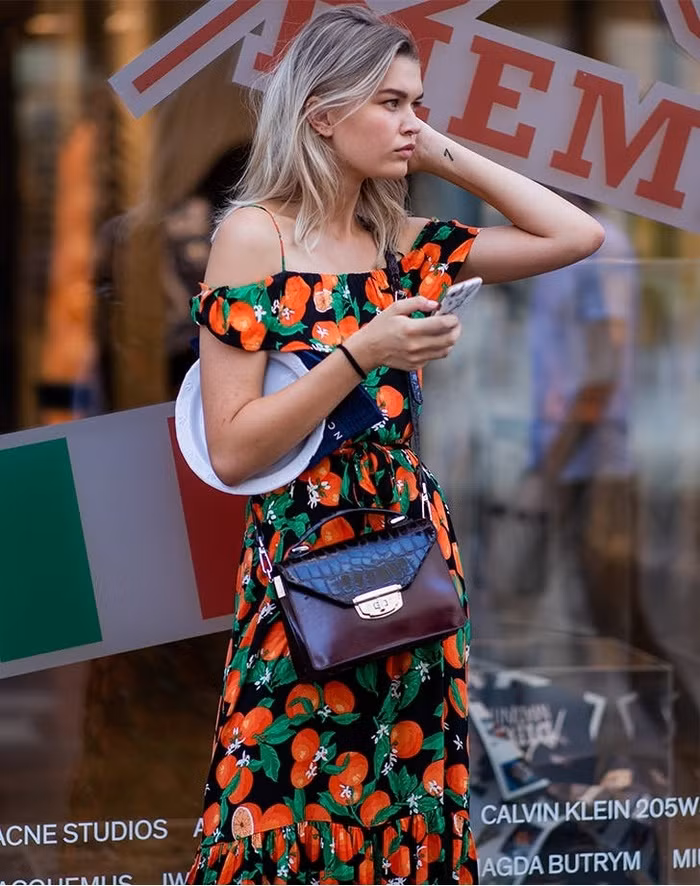 Mùa hè oi bức diện trang phục họa tiết như này mới rực rỡ, tỏa sáng