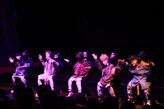 Món quà ông già Noel châu Âu tặng khán giả Việt Nam trong chương trình rối cạn "Thế giới của chúng em 5". Ảnh: Bình Thanh.