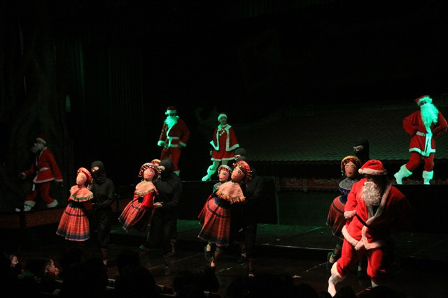 Các ông già Noel nhún nhảy cùng giai điệu bài hát "Để Mỵ nói cho mà nghe". Ảnh: Bình Thanh.