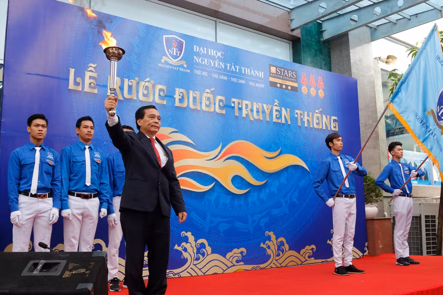 Ngọn lửa thiêng liêng, thuần khiết của của tư tưởng Hồ Chí Minh được thầy và trò Trường Đại học Nguyễn Tất Thành đón nhận tại trường