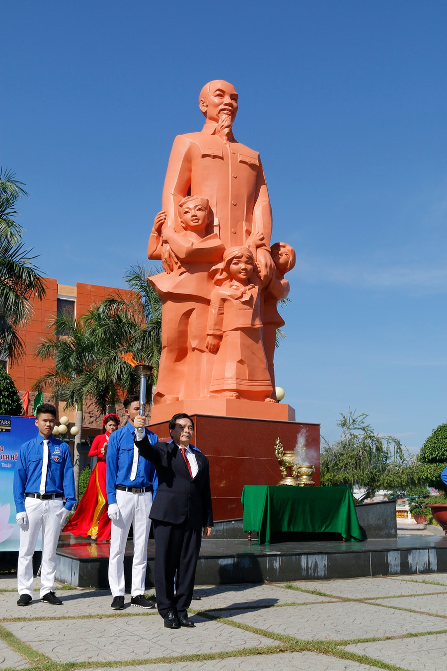 Lễ dâng hương tại tượng Bác ở Thành phố Phan Thiết (Bình Thuận)