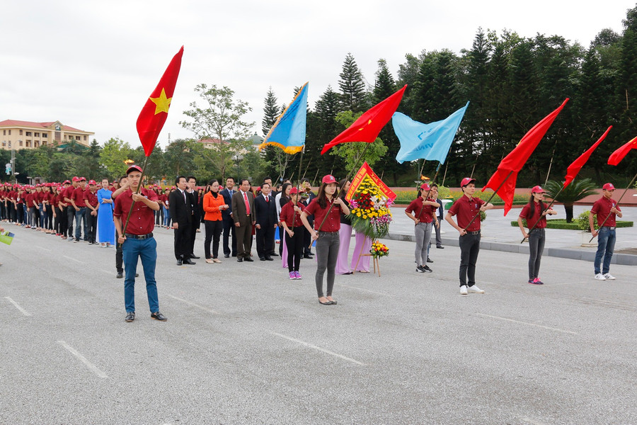 Lễ dâng hương trước tượng Bác tại TP Vinh (Nghệ An)