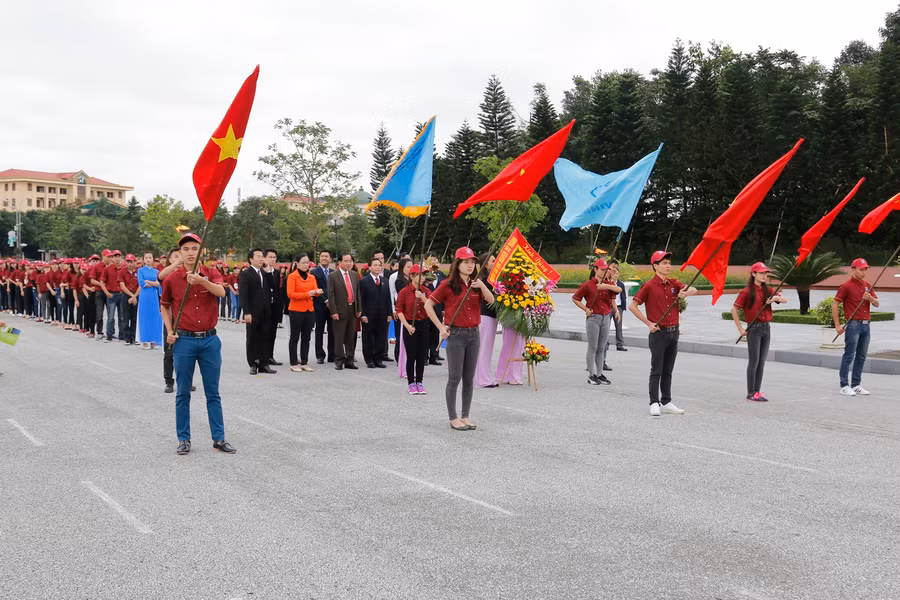 Lễ dâng hương trước tượng Bác tại TP Vinh (Nghệ An)