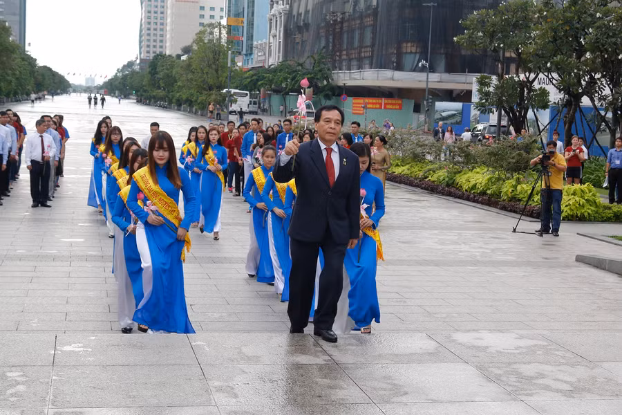 Ngọn lửa thiêng liêng trải qua nhiều hành trình trên đường về đến TP Hồ Chí Minh