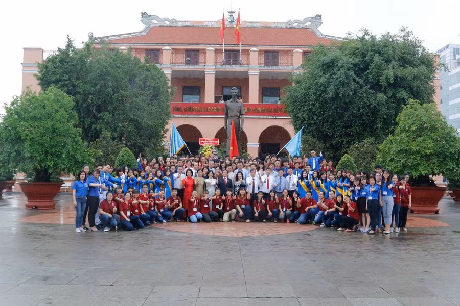 Lễ dâng hương Bác tại Bến Nhà Rồng (TPHCM) nơi Bác ra đi tìm đường cứu nước