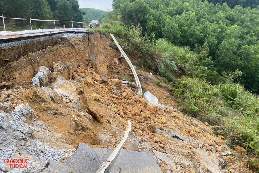 Điểm sạt lở tại Km750+070 đường Hồ Chí Minh dài gần 60m, sâu 18-20m. Điểm sạt lở tại Km750+070 đường Hồ Chí Minh dài gần 60m, sâu 18-20m.