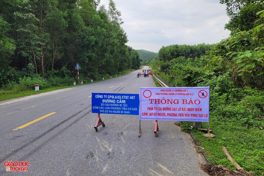 Lực lượng chức năng đặt biển cảnh báo nguy hiểm, cấm các phương tiện và người đi qua. Lực lượng chức năng đặt biển cảnh báo nguy hiểm, cấm các phương tiện và người đi qua.