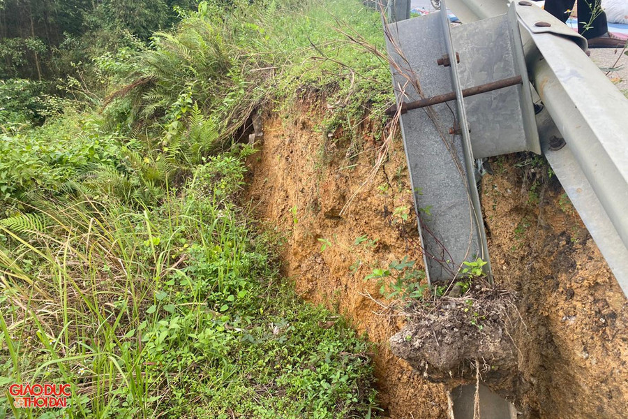 Hai điểm sạt lở trên đường Hồ Chí Minh chỉ cách nhau khoảng 100m. Hai điểm sạt lở trên đường Hồ Chí Minh chỉ cách nhau khoảng 100m.