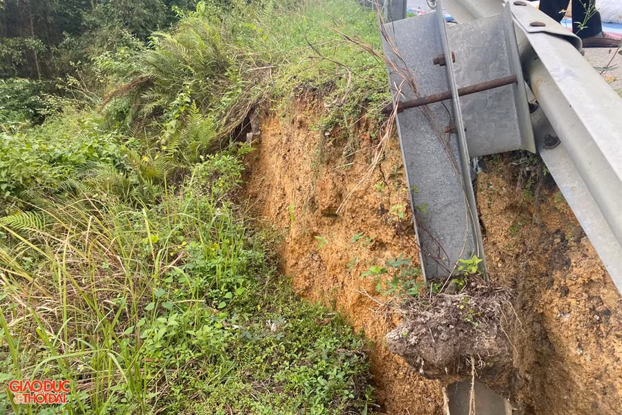 Hai điểm sạt lở trên đường Hồ Chí Minh chỉ cách nhau khoảng 100m.