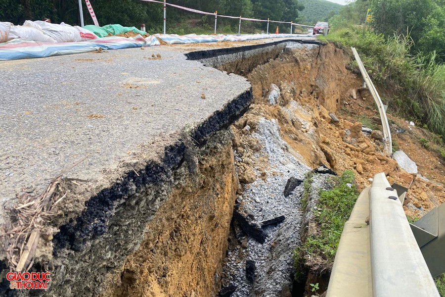 Vết sạt lở ăn sâu vào lòng đường và làm hư hỏng hệ thống lan can bảo vệ. Vết sạt lở ăn sâu vào lòng đường và làm hư hỏng hệ thống lan can bảo vệ.