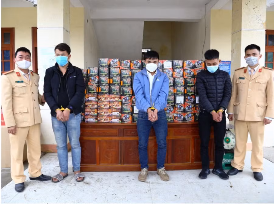 Các đối tượng và tang vật tại cơ quan công an.