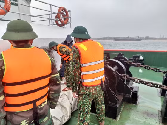Lực lượng chức năng cứu hộ thành công tàu Hải Nam Star.