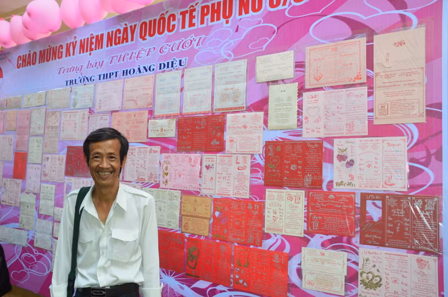 Thầy Thông với bộ sưu tập của mình