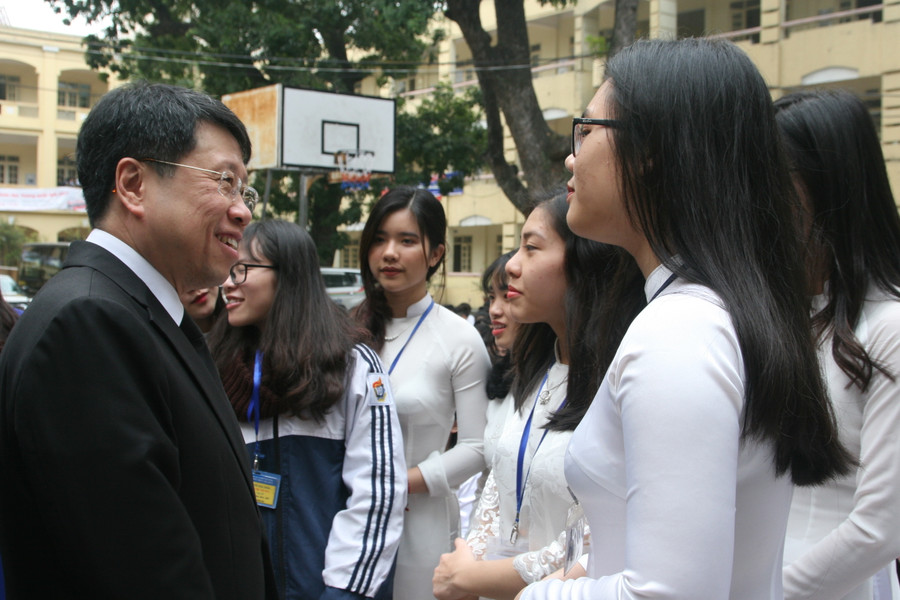 Bộ trưởng Bộ Giáo dục Thái Lan Teerakiat Jareonsettasin trò chuyện với học sinh Trường THPT Việt Đức