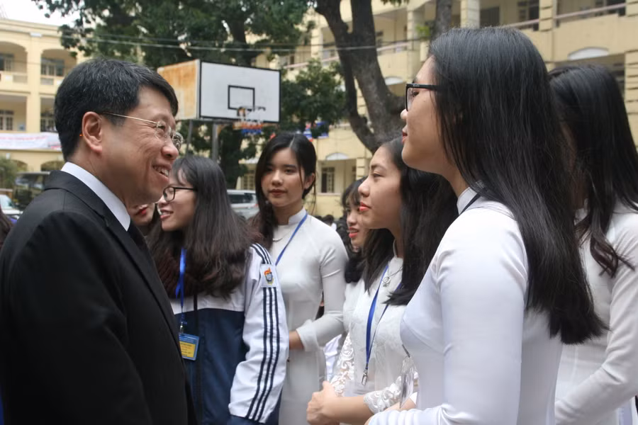 Bộ trưởng Bộ Giáo dục Thái Lan Teerakiat Jareonsettasin trò chuyện với học sinh Trường THPT Việt Đức