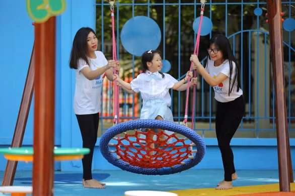 Cô và trò Trường MN May Kindergarten (Hà Nội). Ảnh: Xuân Phú
