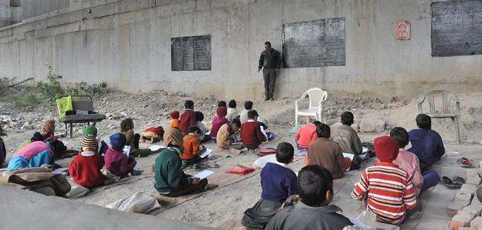 Một giờ học dưới gầm cầu Một giờ học dưới gầm cầu