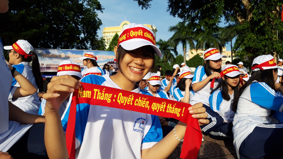 Các em học sinh trường THPT chuyên Nguyễn Du rạng rỡ, tự hào khi Thắng có mặt trong vòng chung kết cuộc thi Olympia 2019.