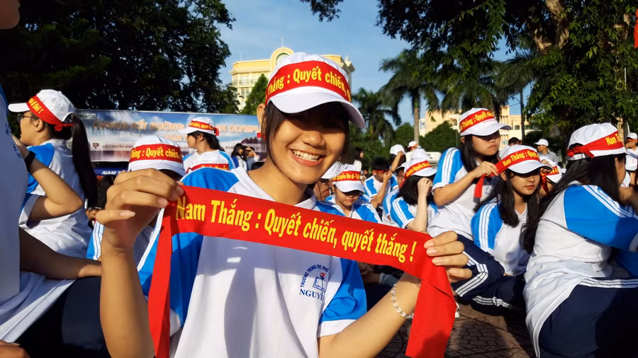 Các em học sinh trường THPT chuyên Nguyễn Du rạng rỡ, tự hào khi Thắng có mặt trong vòng chung kết cuộc thi Olympia 2019.