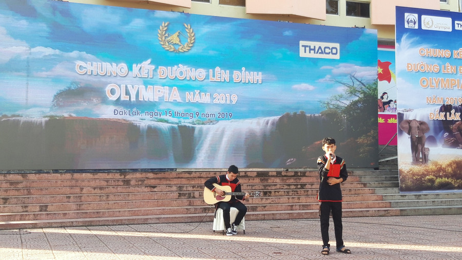 Những tết mục văn nghệ sôi nổi, mang đậm văn hóa Tây Nguyên của học sinh trường cổ vũ tinh thần Thắng trước cuộc thi.