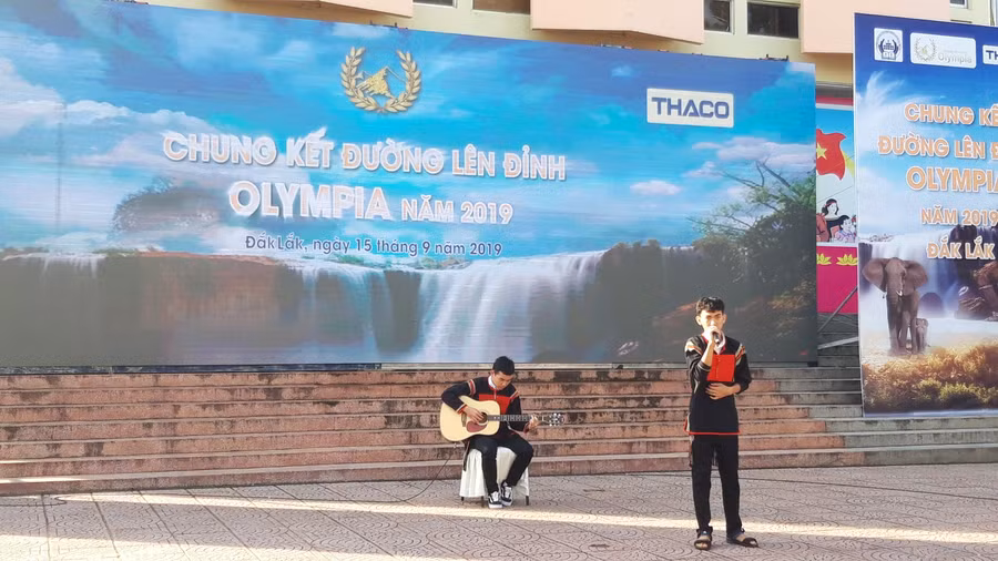 Những tết mục văn nghệ sôi nổi, mang đậm văn hóa Tây Nguyên của học sinh trường cổ vũ tinh thần Thắng trước cuộc thi.