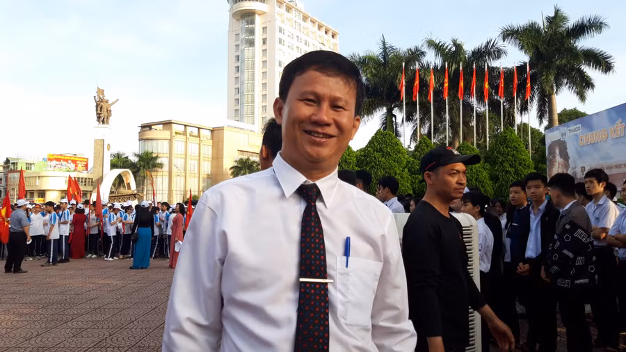 Thầy Bồng vô cùng hạnh phúc và hi vọng học trò của mình sẽ giành thành tích cao nhất trong cuộc thi lần này.