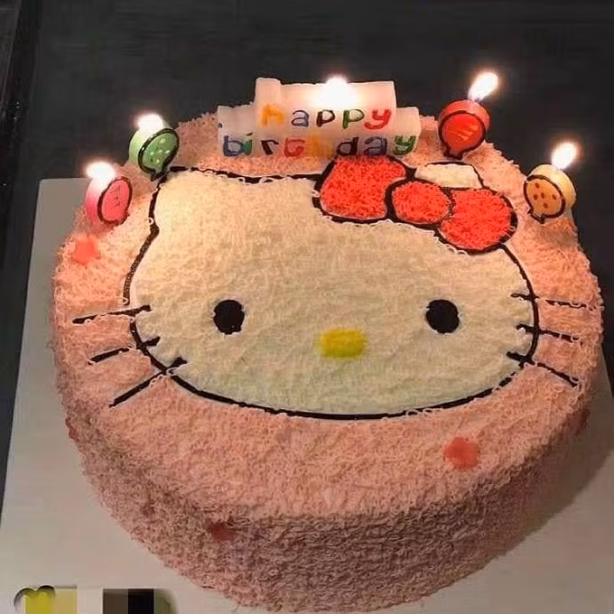 Hai chiếc bánh giữa mô tả và sản phẩm thật nom cũng giống hệt nhau...