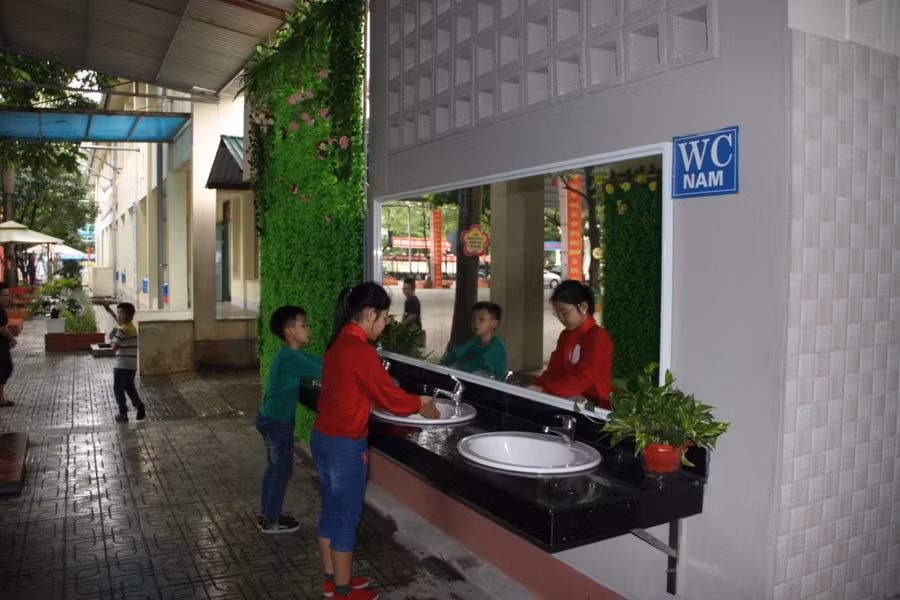 Nhà vệ sinh của Trường Tiểu học Đinh Tiên Hoàng (Việt Trì, Phú Thọ). Ảnh: T.G