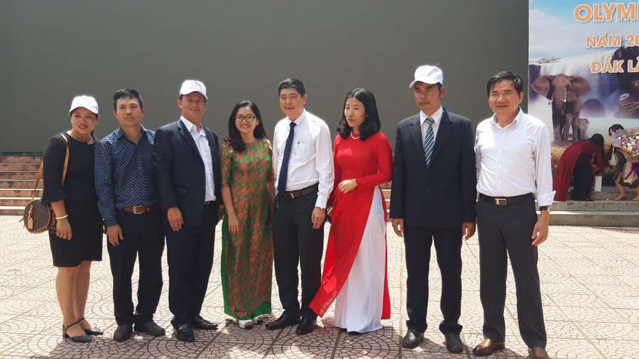 Bố Nam Thắng (thứ 2 từ phải sang) cùng lãnh đạo Sở GD&ĐT và chính quyền địa phương vô cùng tự hào về Thắng. Ảnh: Trúc Hân.