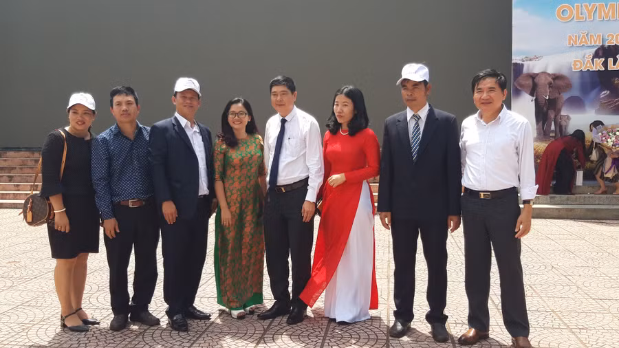 Bố Nam Thắng (thứ 2 từ phải sang) cùng lãnh đạo Sở GD&ĐT và chính quyền địa phương vô cùng tự hào về Thắng. Ảnh: Trúc Hân.