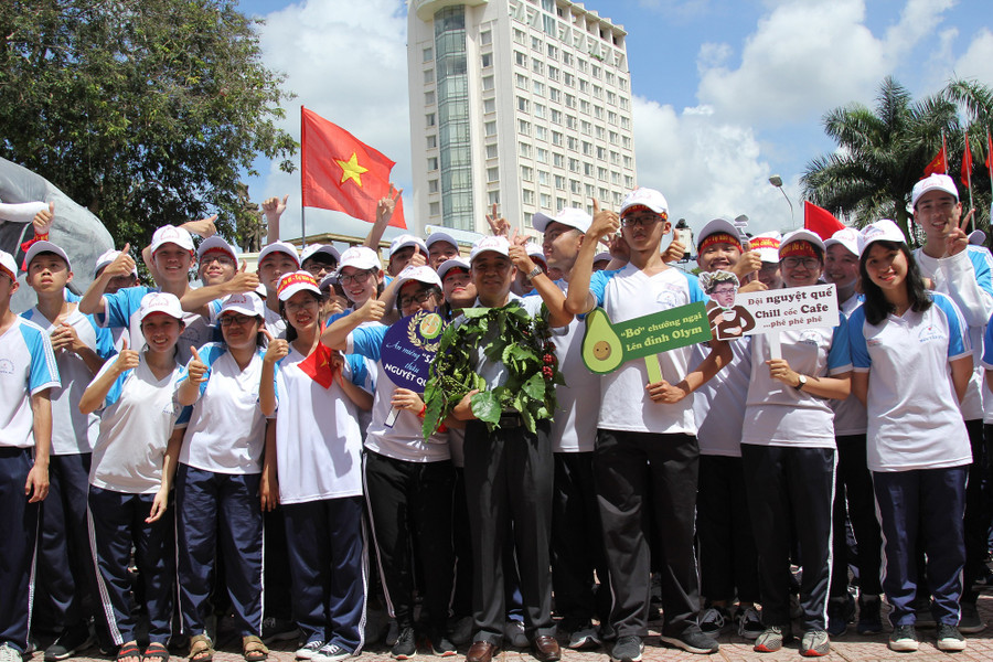 Thầy chủ nhiệm cùng các bạn của Thắng đã chuẩn bị sẵn vòng nguyệt quế cà phê đón Thắng trở về. Ảnh: Trúc Hân.
