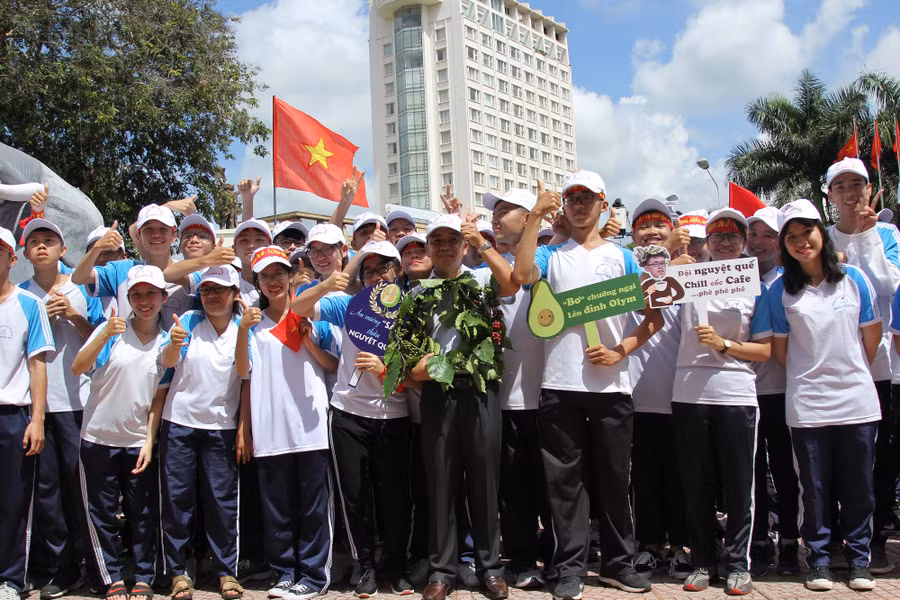 Thầy chủ nhiệm cùng các bạn của Thắng đã chuẩn bị sẵn vòng nguyệt quế cà phê đón Thắng trở về. Ảnh: Trúc Hân.