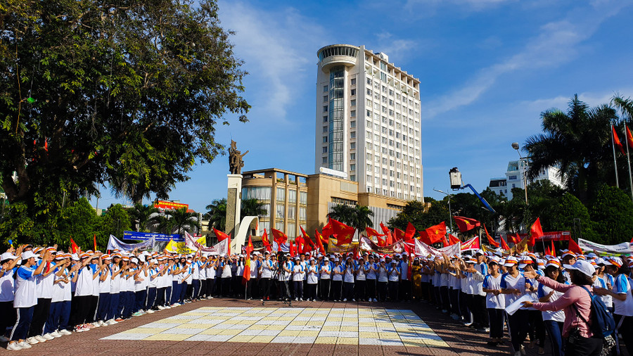 Các cổ động viên tại Đắk Lắk cổ vũ cho Đoàn Nam Thắng tham dự chung kết Đường lên đỉnh Olympia. Ảnh: Trúc Hân.